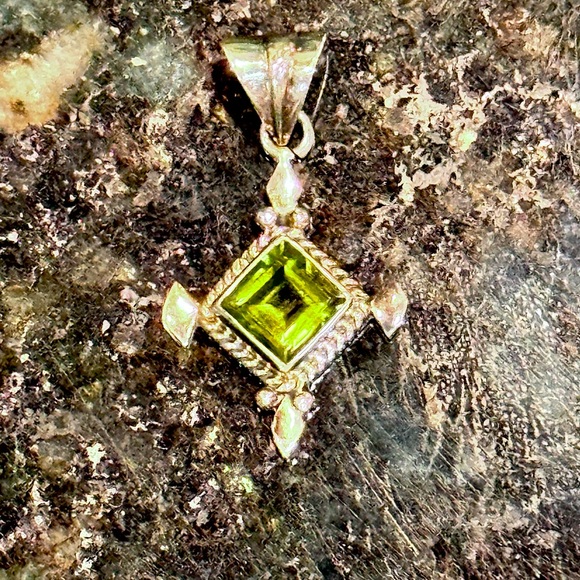 August Birthstone NOW 30%OFF! Peridot Pendant Deep Color, Sterling New Condition - Picture 3 of 6